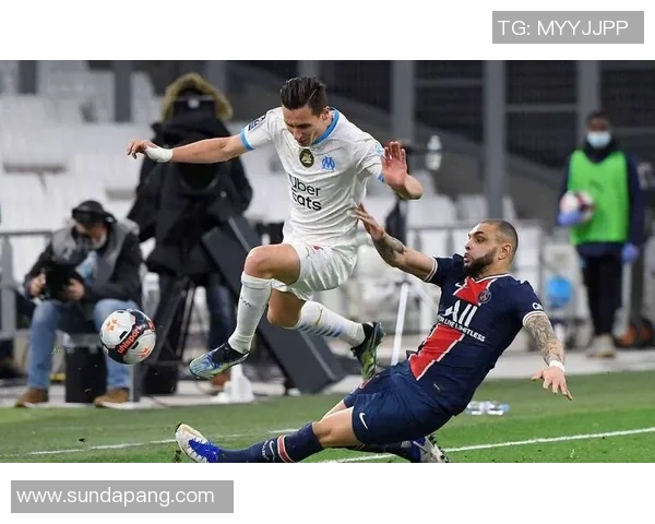 意甲大战尤文图斯狂胜巴黎圣日耳曼红牌事件引发全场热议与转会传闻