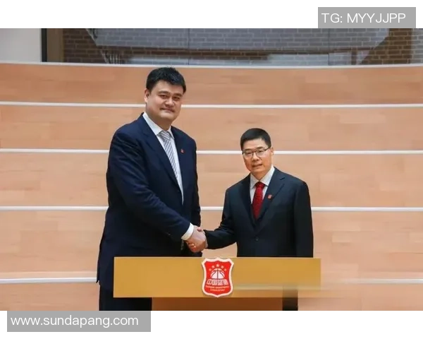 姚明与女生的篮球梦：跨越身高的友谊与成长故事