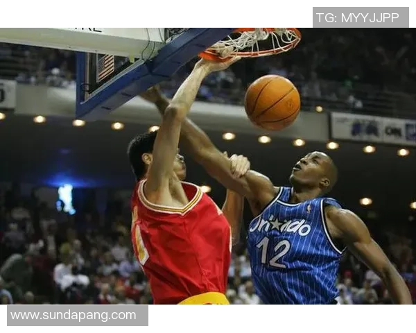 姚明在小牛队的扣篮瞬间展现篮球巨星的风采与激情