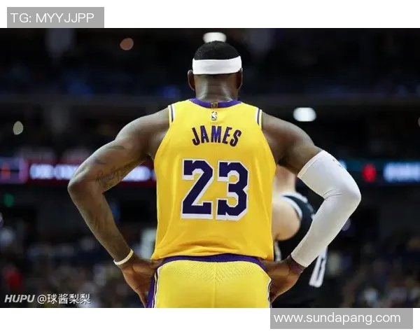 姚明突破重围飞身上篮展现篮球巨星的速度与力量