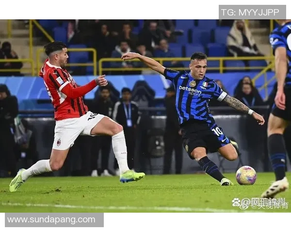 欧冠激战：AC米兰逆转曼联神扑瞬间点燃全场激情解析