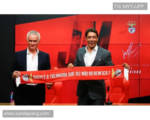 中超精彩对决曼联与本菲卡战成平局乌龙球引发全场热烈反响 中超精彩对决曼联与本菲卡战成平局乌龙球引发全场热烈反响