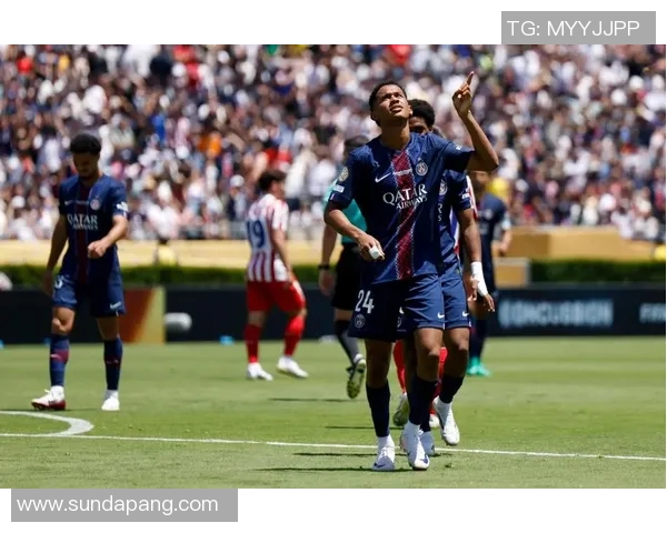 英超激战曼联与巴黎圣日耳曼握手言和精彩瞬间引发全场热烈反响