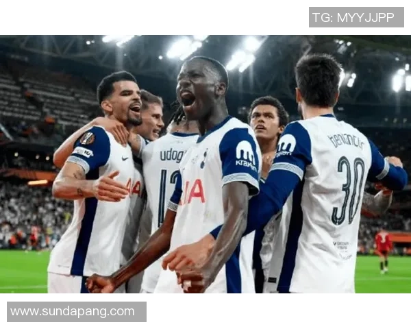 热刺大胜曼联四球狂潮绝杀瞬间点燃全场气氛与转会传闻交织 热刺大胜曼联四球狂潮绝杀瞬间点燃全场气氛与转会传闻交织